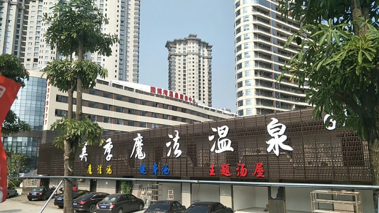 　　廈門集美廣告公司提供廣告招牌制作,標(biāo)識標(biāo)牌制作,發(fā)光字制作,樓頂樓體標(biāo)識大字制作,地產(chǎn)施工圍擋,公司LOGO形象墻設(shè)計制作安裝等服務(wù)